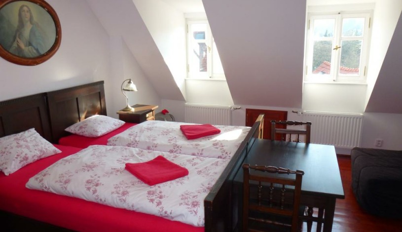 Pension Tiffany Český Krumlov - Dvoulůžkový pokoj s přistýlkou, koupelna na pokoji, Dvoulůžkový romantický pokoj double, společná historická koupelna na chodbě, Dvoulůžkový pokoj twin, společná historická koupelna na chodbě